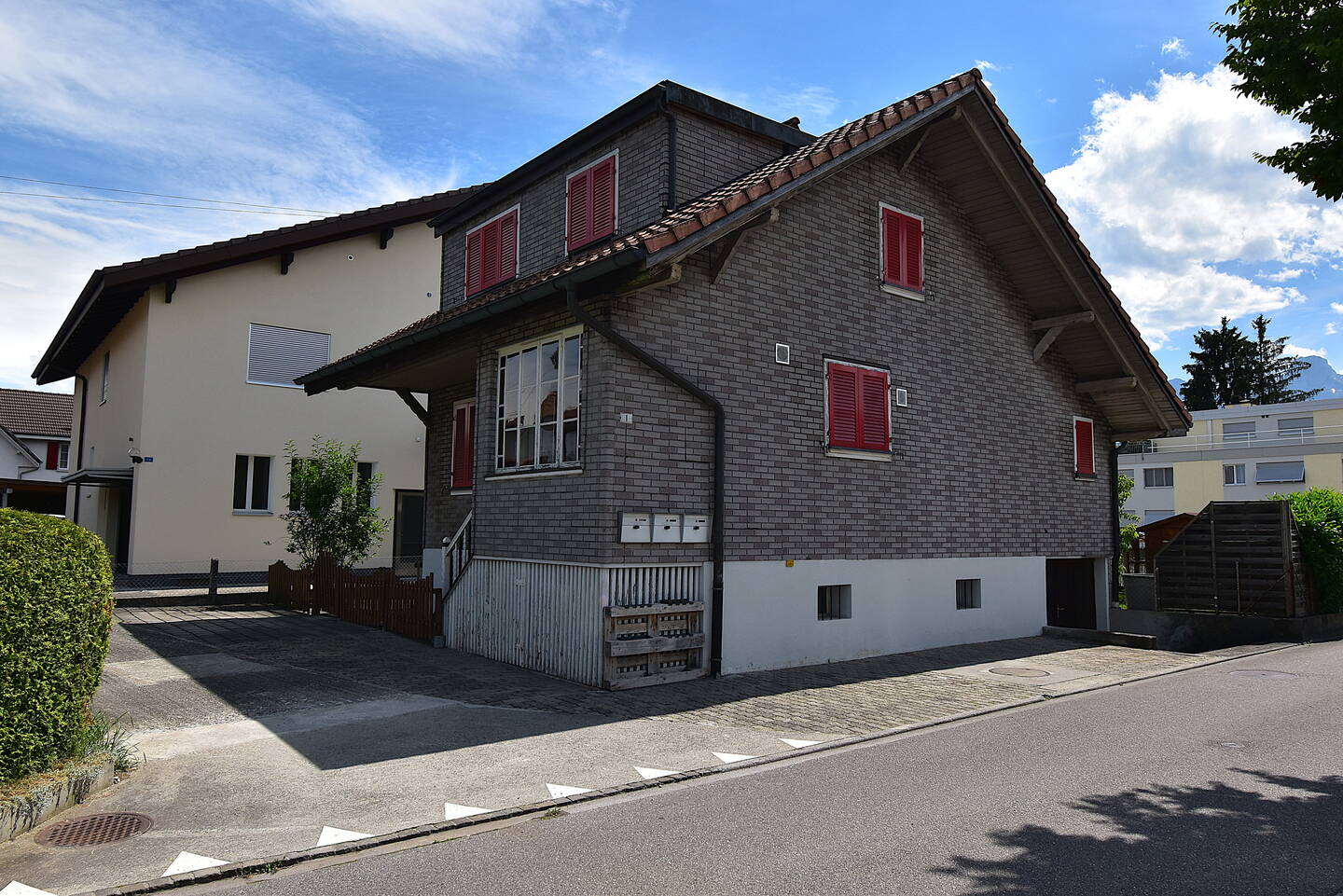 Außenansicht eines Hauses an der Straße