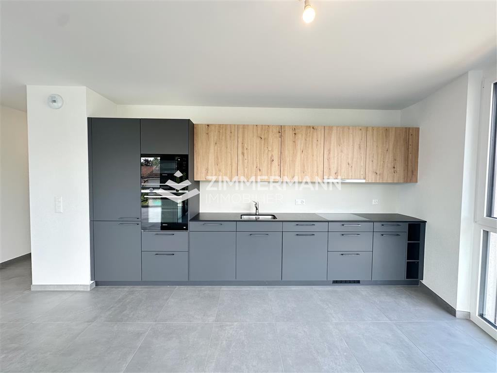 Moderne offene Küche mit Holz- und Grautönen