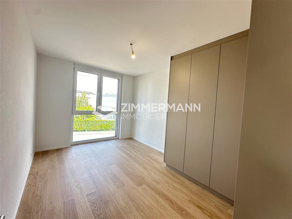 Helles Schlafzimmer mit Einbauschrank und Balkon-/Fenstertür