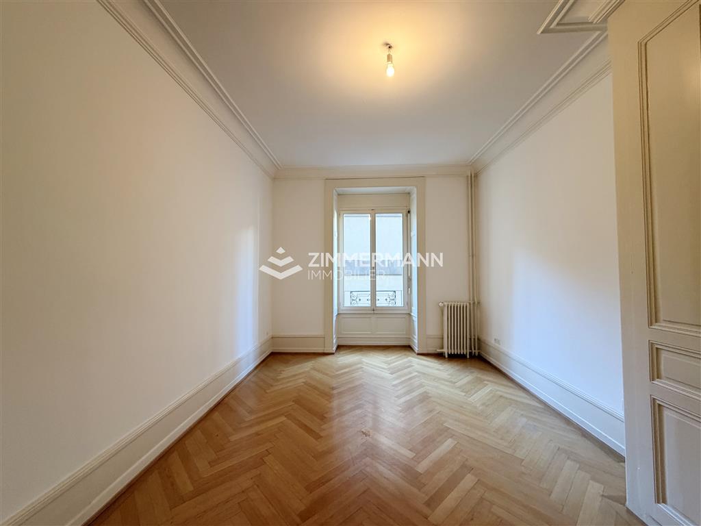 Heller leerer Altbau-Raum mit Fischgrätparkett