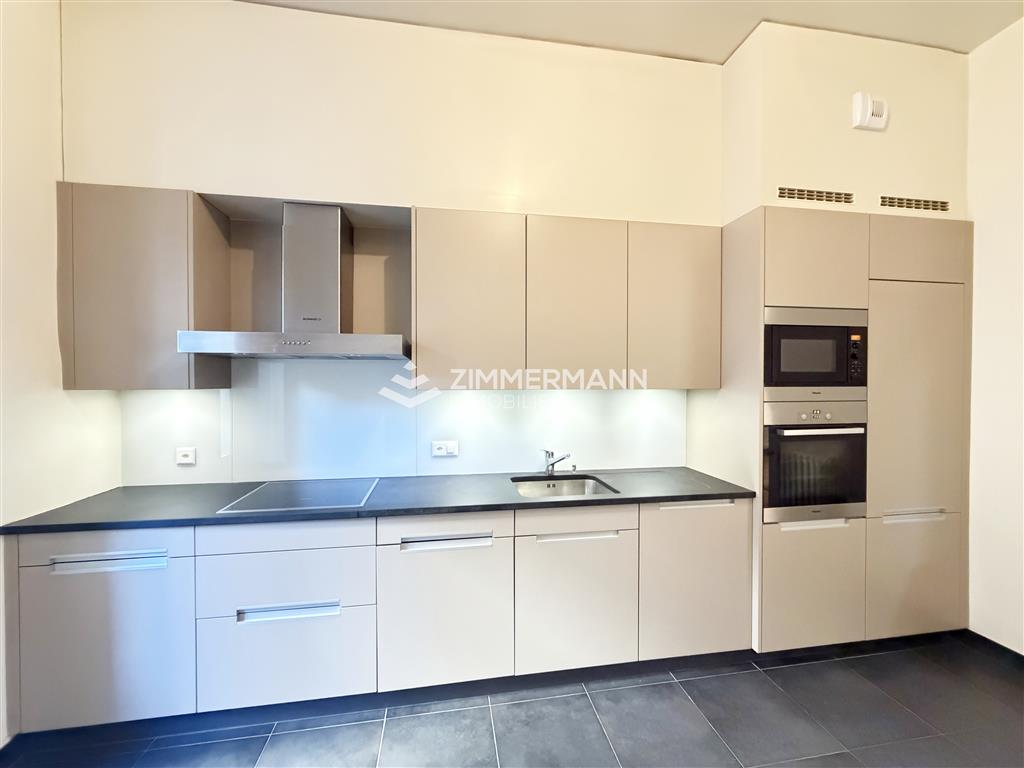 Moderne Einbauküche mit Hochschrankwand