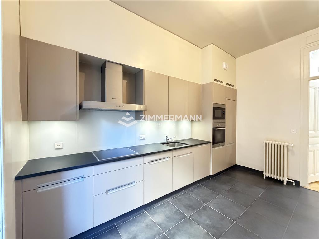 Moderne Küche mit dunklem Boden