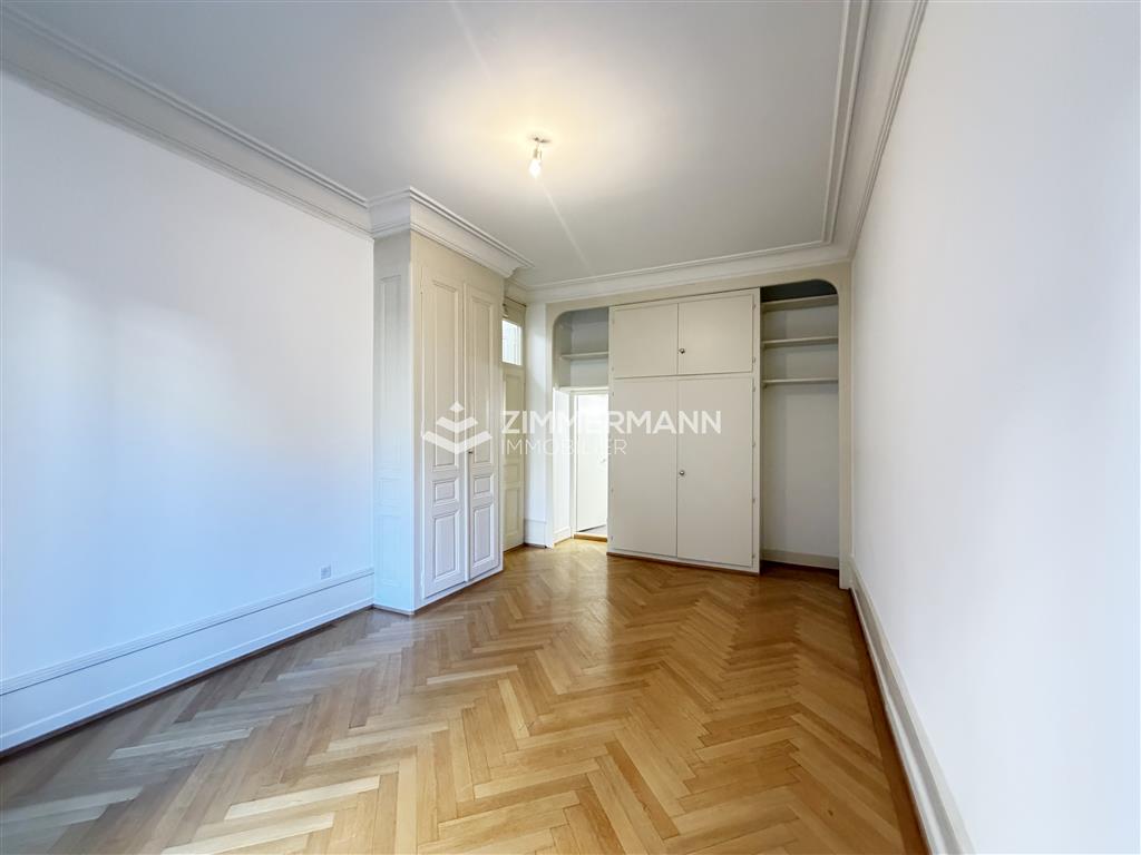 Klassisches Zimmer mit Fischgrätparkett und Einbauschrank