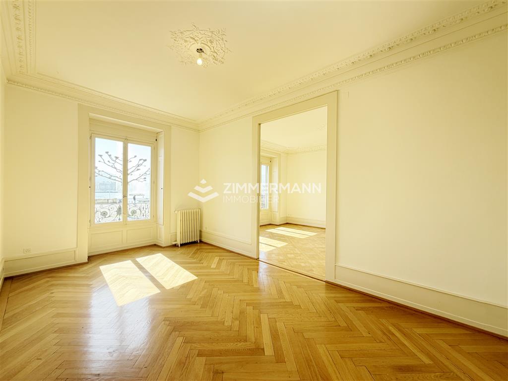 Heller Altbau-Raum mit Fischgrätparkett