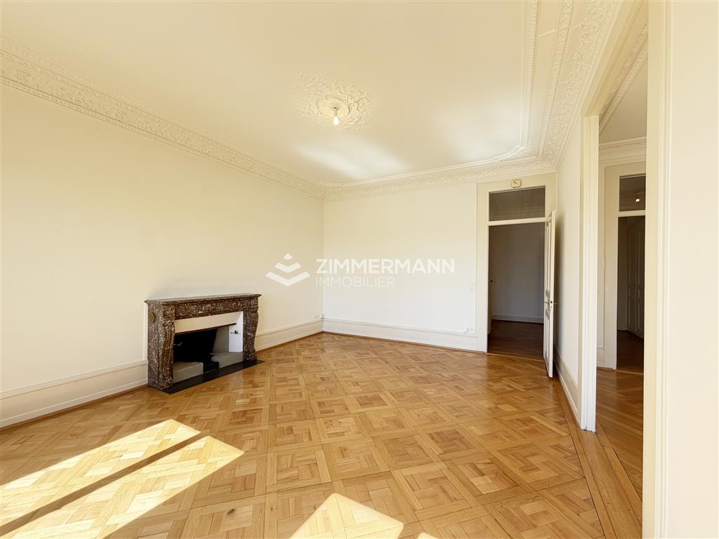Heller Altbau-Raum mit Parkett und Kamin