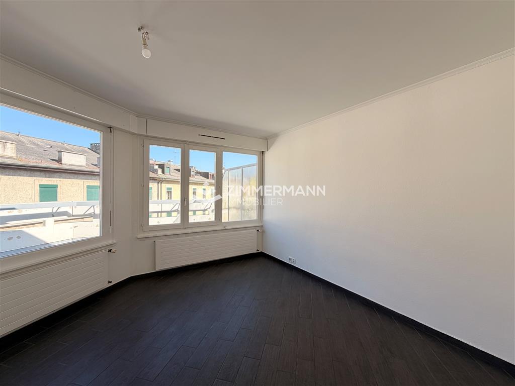 Leerer heller Raum mit großen Fenstern