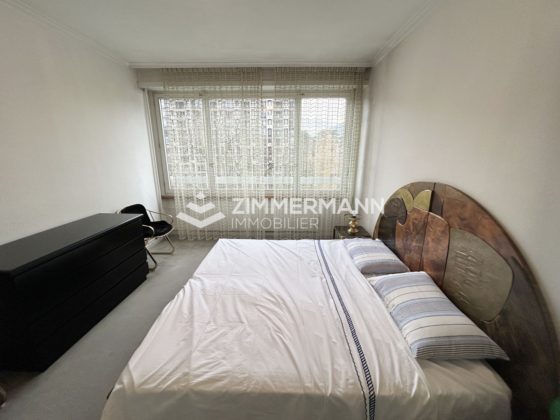 Kleines Schlafzimmer mit Fensterfront
