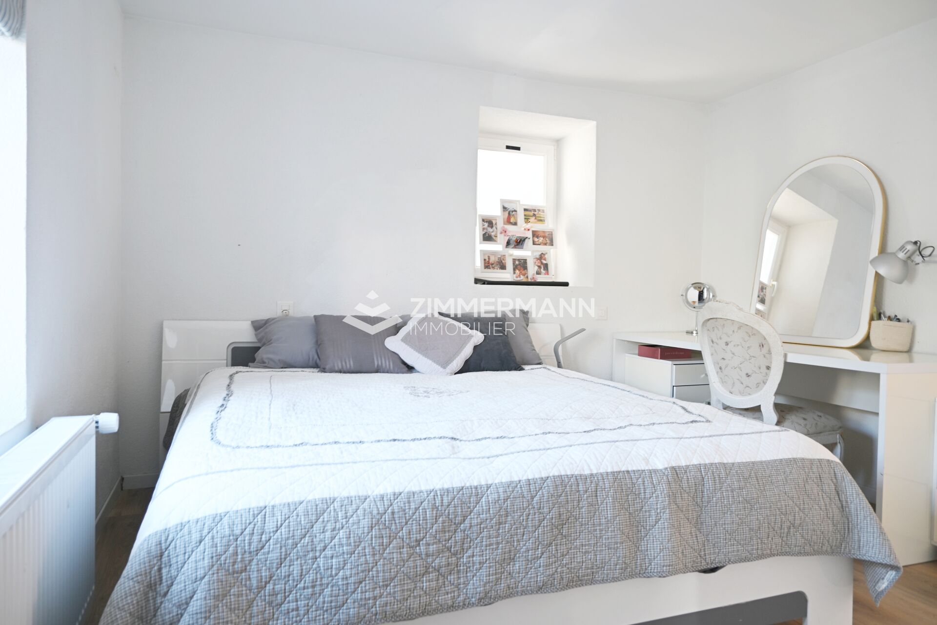 Helles Schlafzimmer mit Doppelbett und Schminktisch