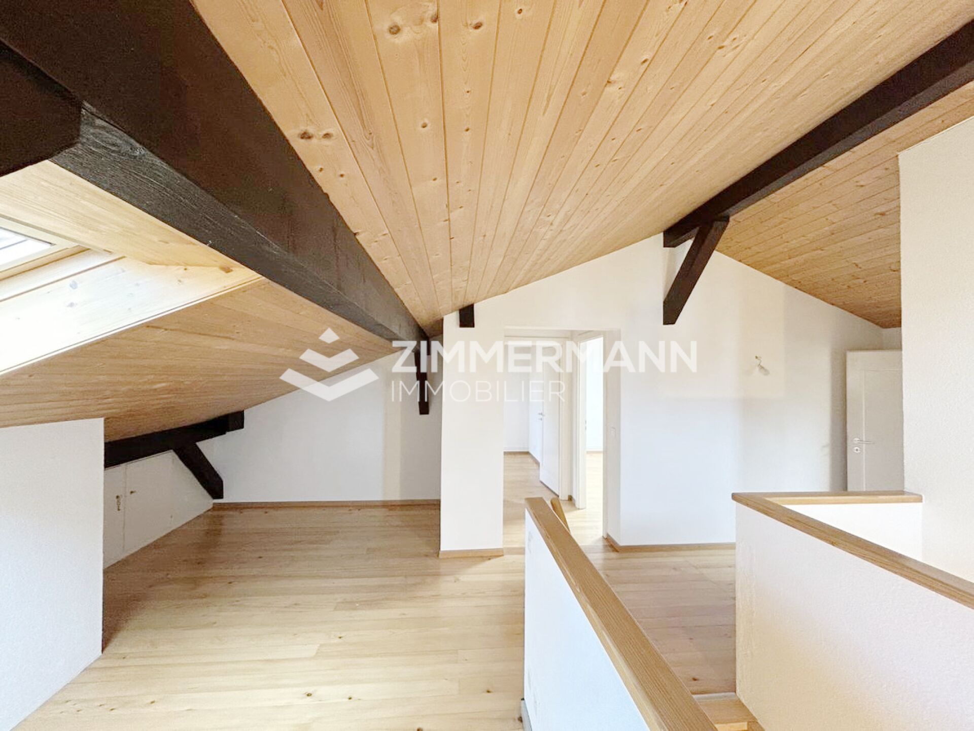 Ausgebauter Dachboden mit sichtbaren Holzbalken