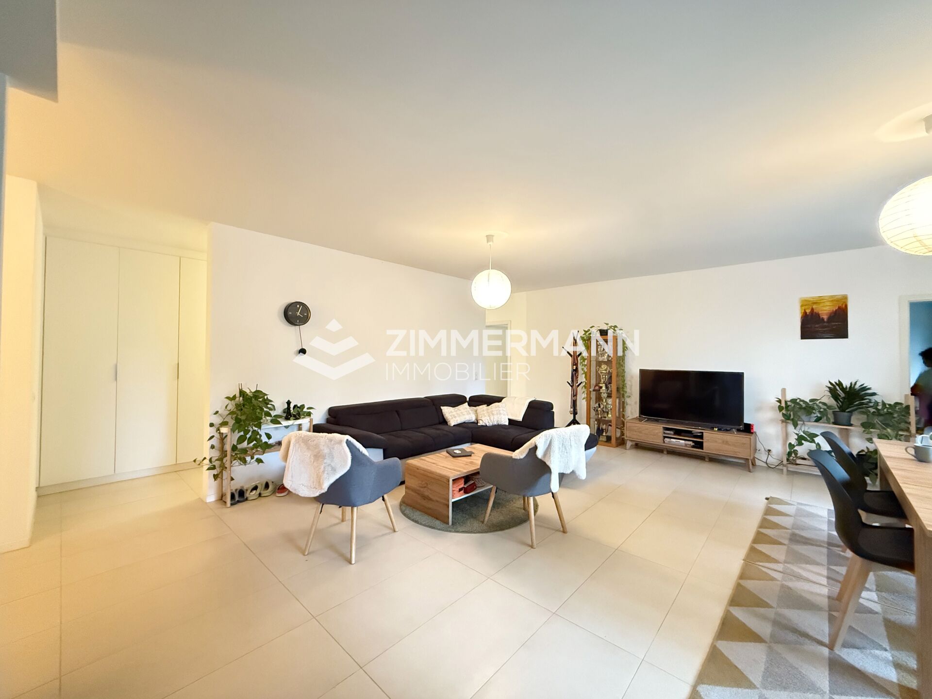 Helles, modernes Wohnzimmer mit Essbereich