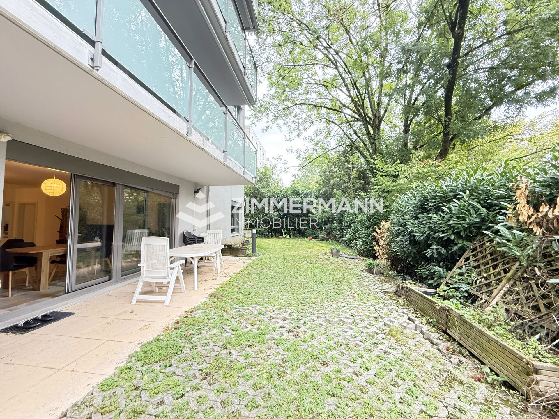 Gartenansicht mit Terrasse und Balkon