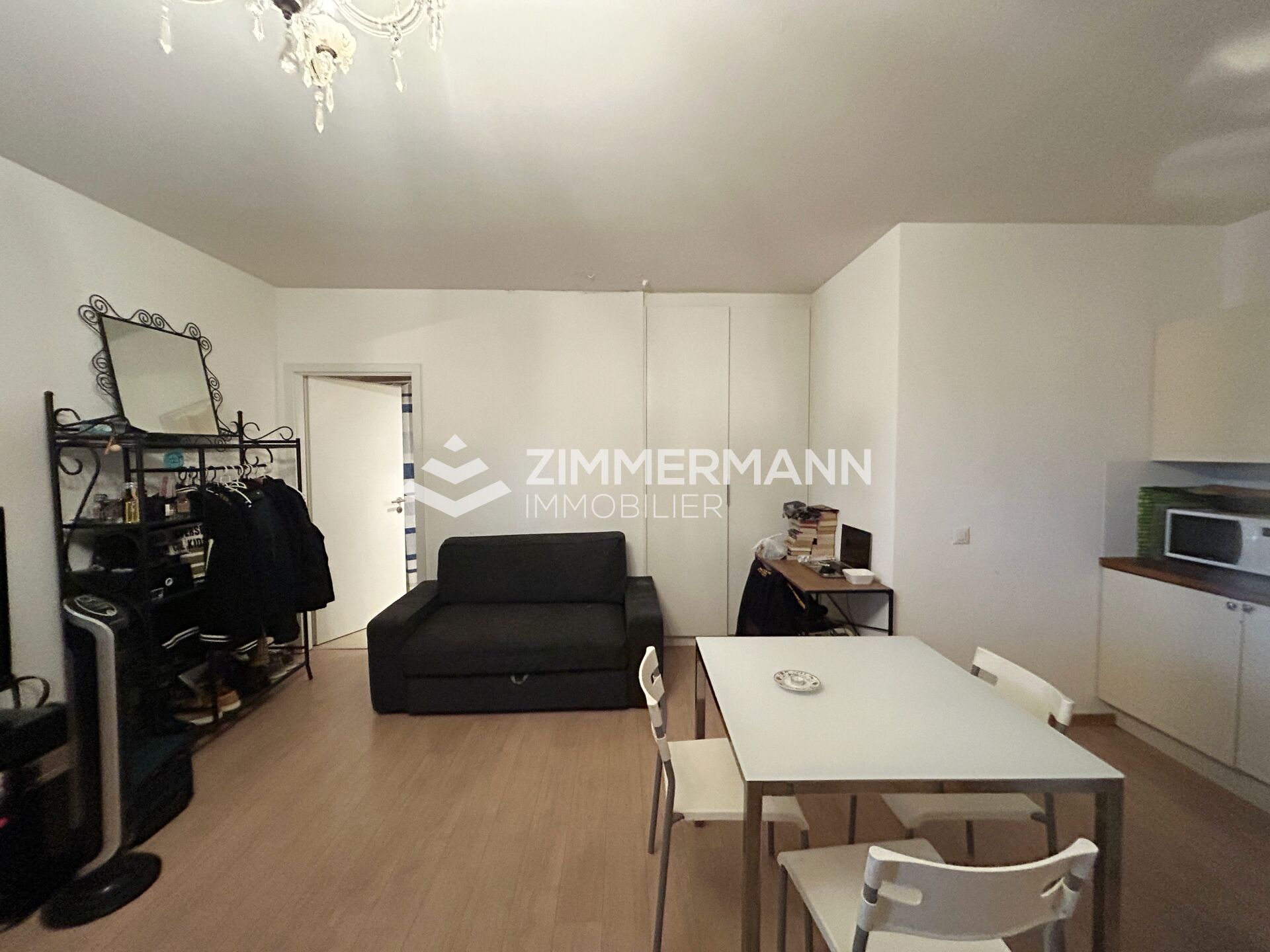 Kleines Wohn- und Esszimmer mit offener Einrichtung
