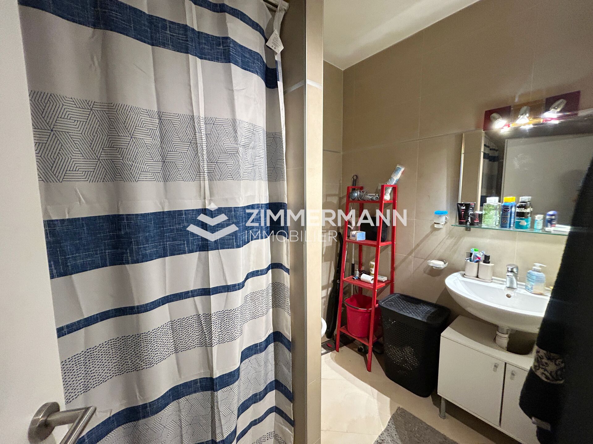 Badezimmer mit Dusche und Waschplatz