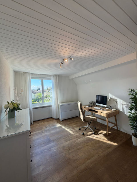 Helles Arbeitszimmer mit Blick ins Grüne