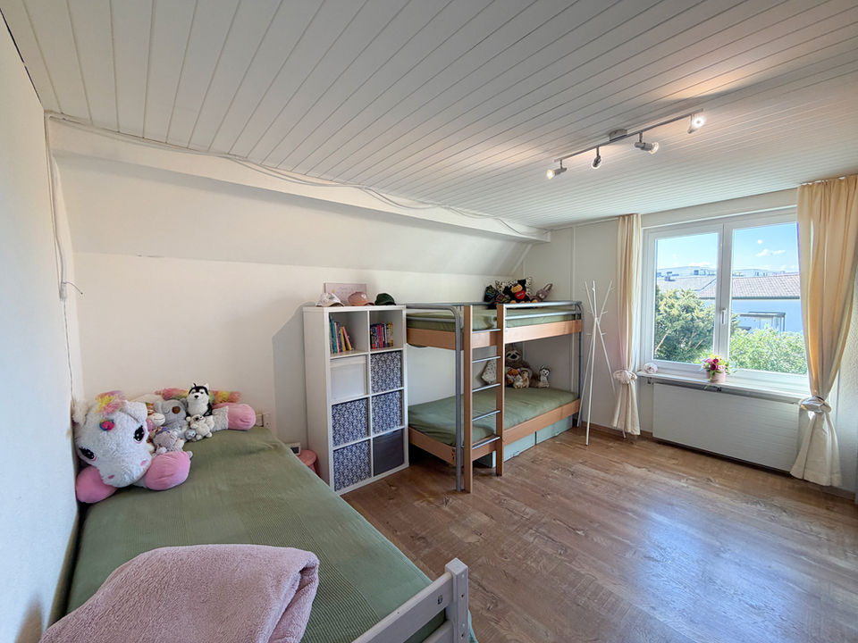 Kinderzimmer mit Hochbett und Tageslichtfenster