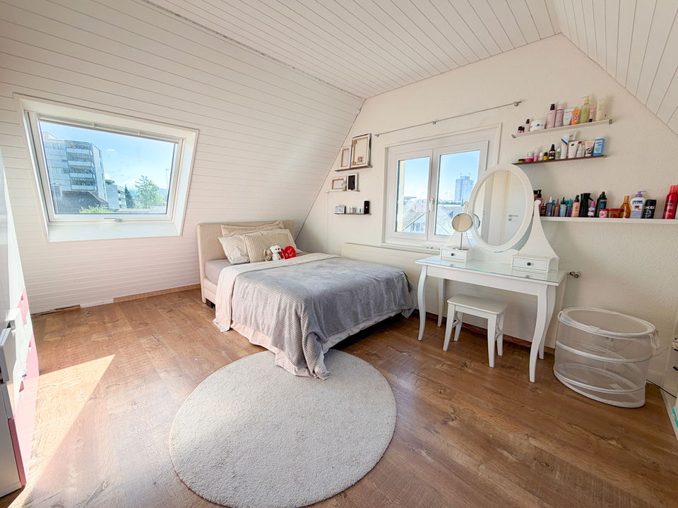 Helles Schlafzimmer unter dem Dach