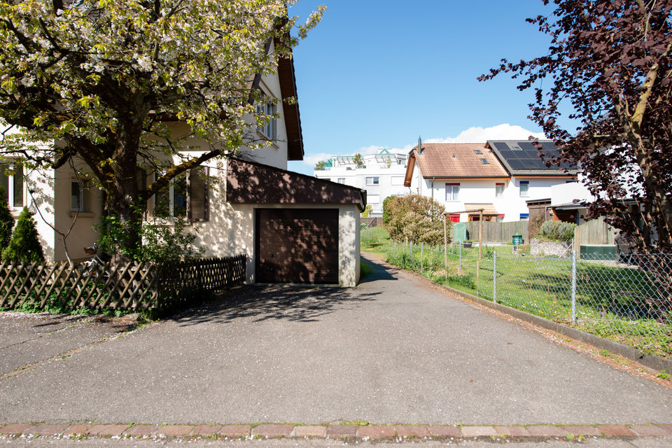 Wohnhaus mit Einfahrt und Garage
