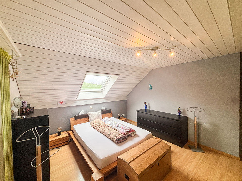 Dachgeschoss-Schlafzimmer mit Dachfenster