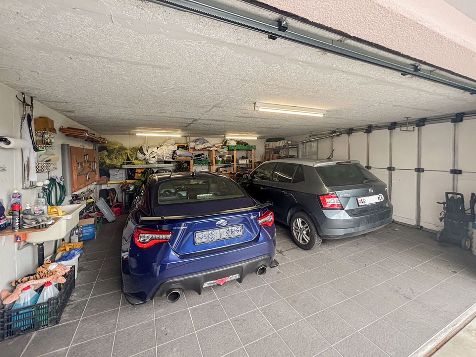Doppelte Garage mit zwei Autos und Stauraum