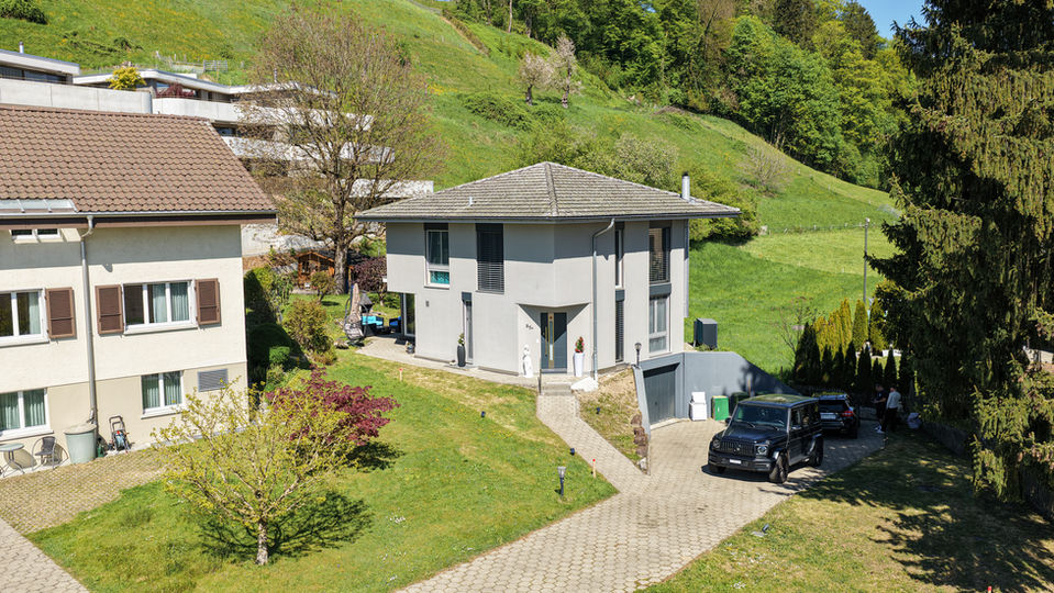 Modernes Einfamilienhaus in Hanglage