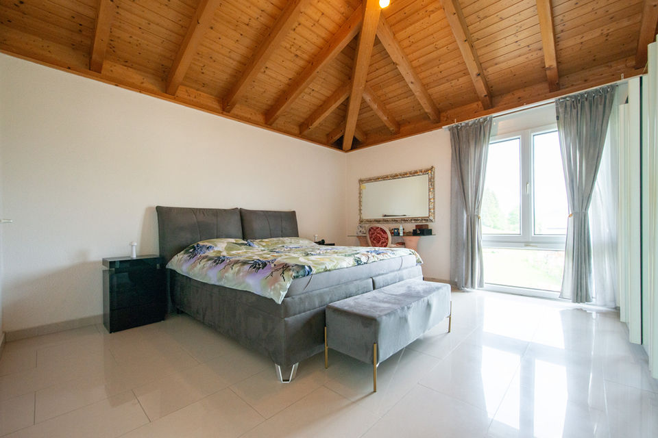 Schlafzimmer mit Holzbalkendecke