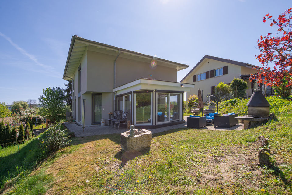 Modernes Einfamilienhaus mit Garten und Terrasse
