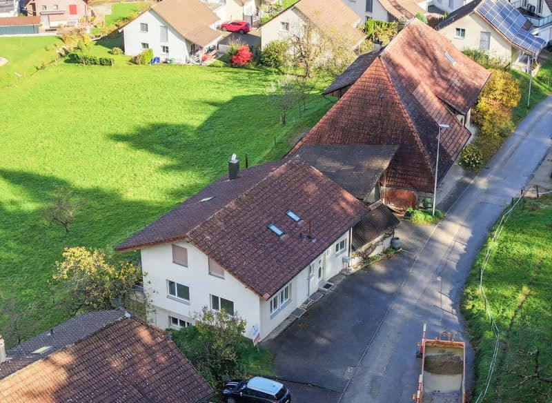 Luftaufnahme eines Wohnhauses mit Scheunen-/Nebengebäude