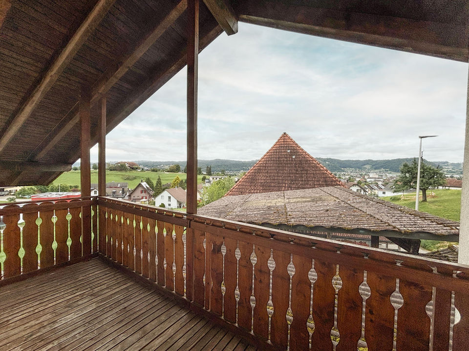 Holzloggia mit Talblick