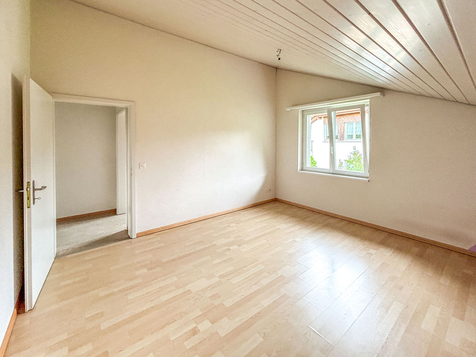 Heller leerer Raum mit Fenster und offener Tür