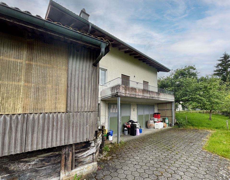 Außenansicht eines Wohnhauses mit Anbau und Hof