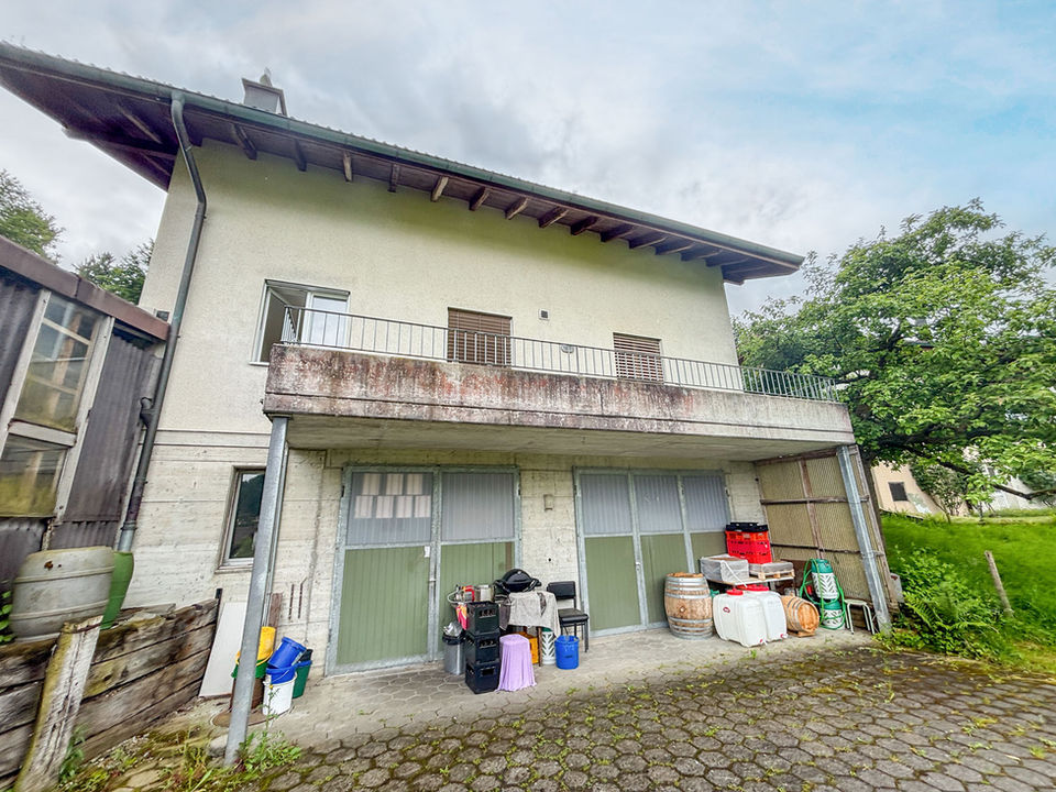 Außenansicht eines Hauses mit Balkon und Terrasse