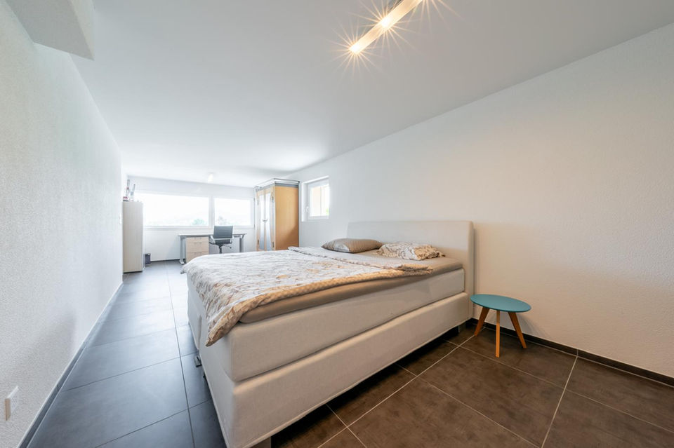 Helles Schlafzimmer mit großem Bett