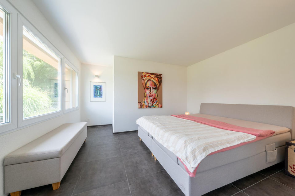 Helles Schlafzimmer mit großer Fensterfront