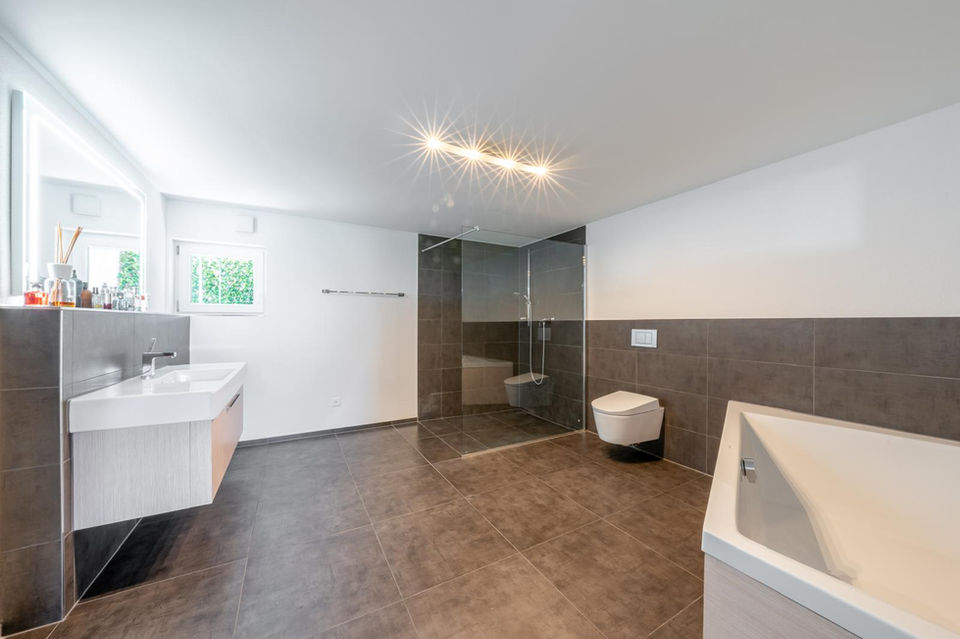 Modernes Badezimmer mit Walk-in-Dusche und Wanne