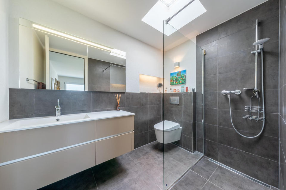 Modernes Badezimmer mit Walk-in-Dusche