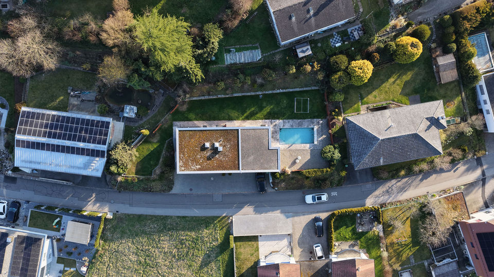 Luftaufnahme eines Wohnhauses mit Garten und Pool