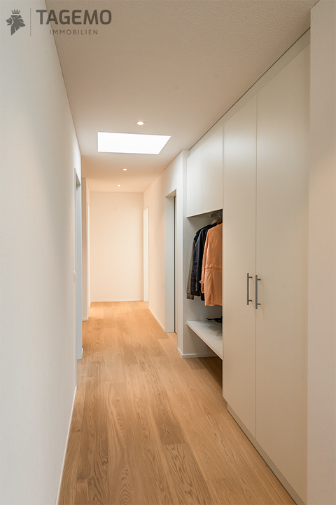 Heller Flur mit Einbauschrank