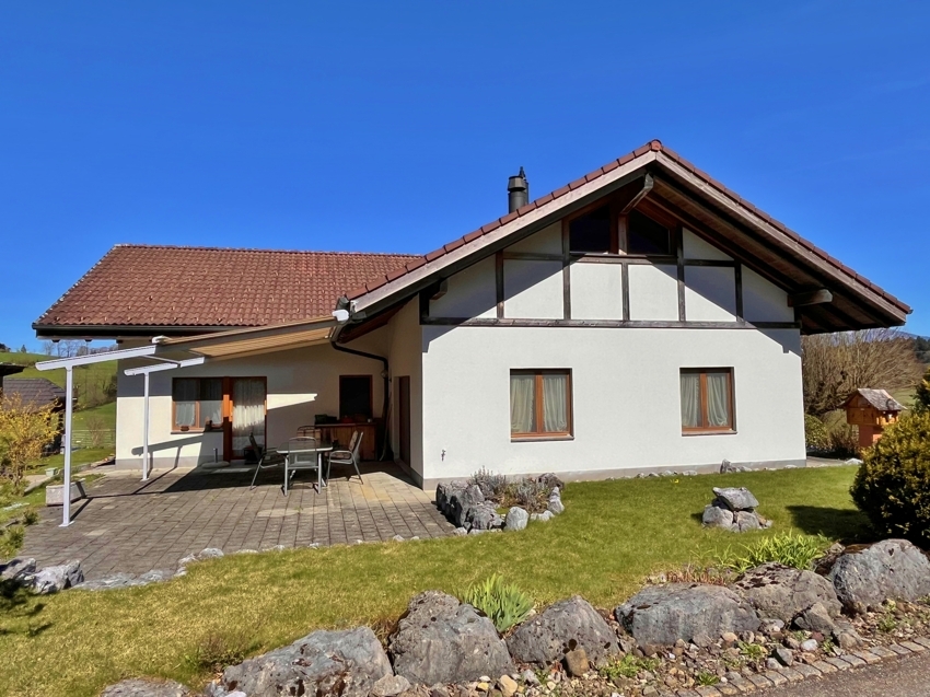 Einfamilienhaus mit Terrasse und Satteldach