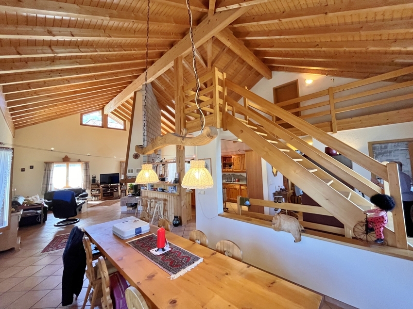 Großer Wohn- und Essbereich mit Holztragwerk