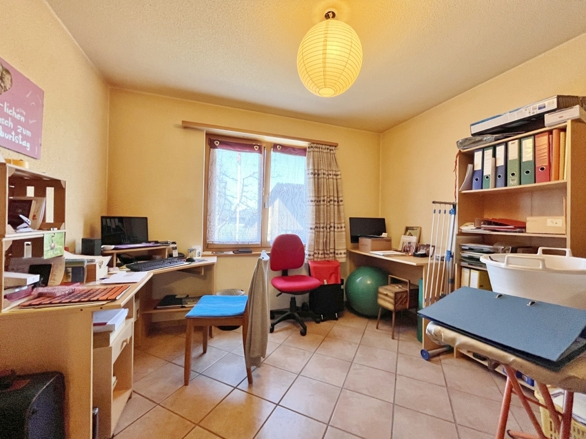 Arbeitszimmer mit Schreibtischen
