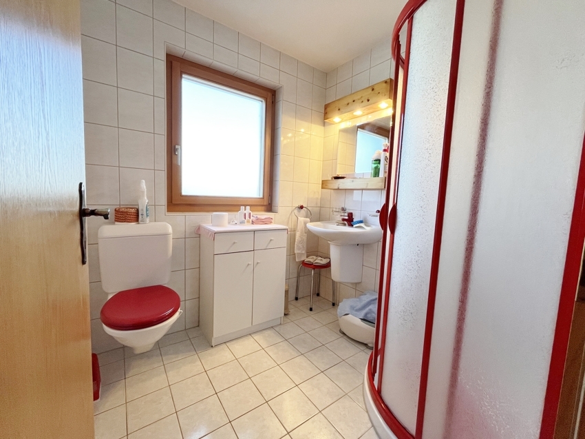 Kleines Badezimmer mit WC und Dusche
