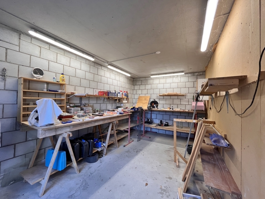 Werkstatt-/Lagerraum mit Arbeitsflächen