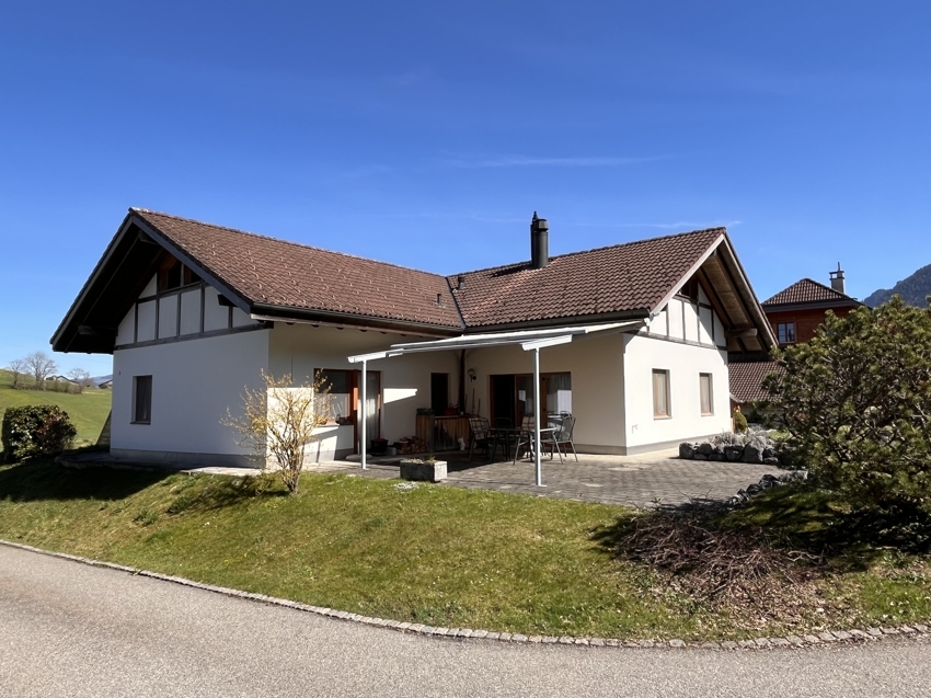 Einfamilienhaus mit Satteldach und Terrasse