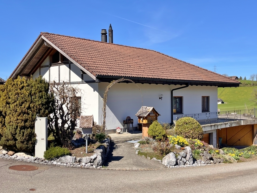 Einfamilienhaus mit Garten und Hanglage