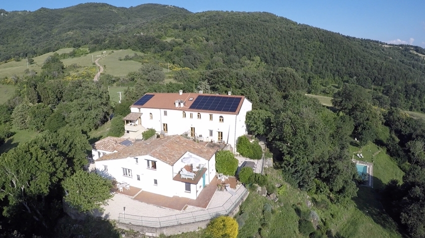 Luftaufnahme eines Landhauses mit Solardach
