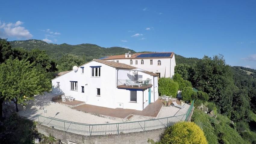 Mediterrane Villa mit Hanglage und Terrassen