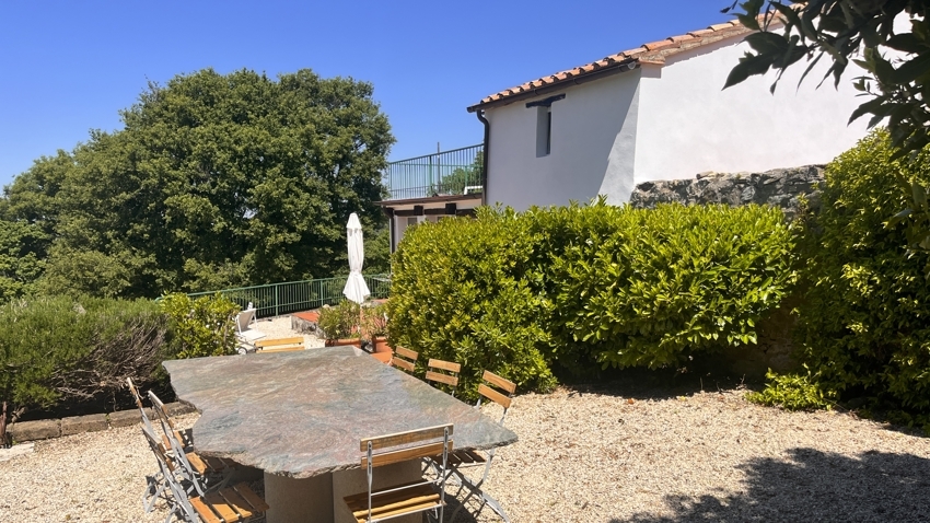Garten mit Terrasse und Sitzbereich