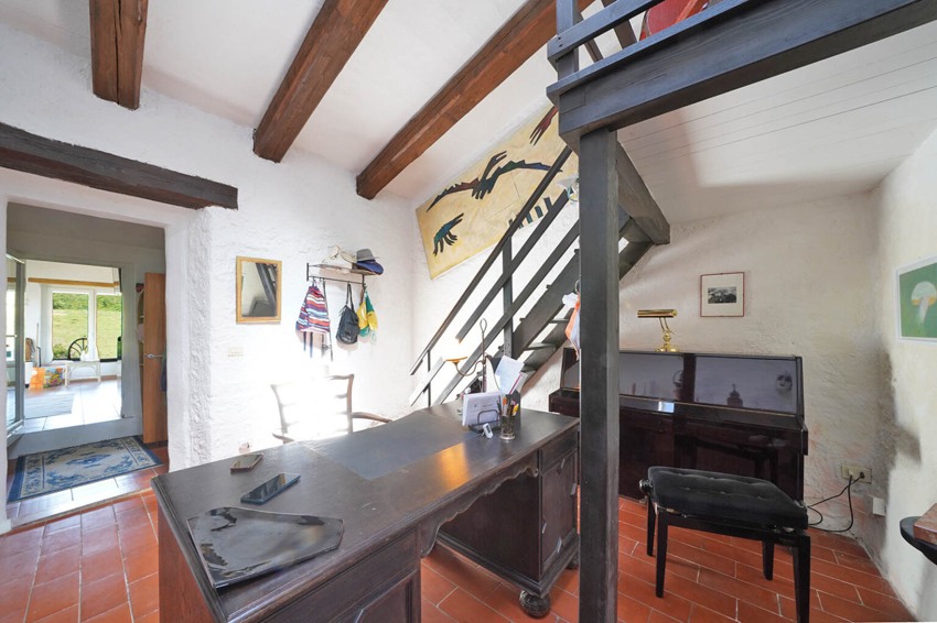 Arbeitszimmer mit Treppe und Piano
