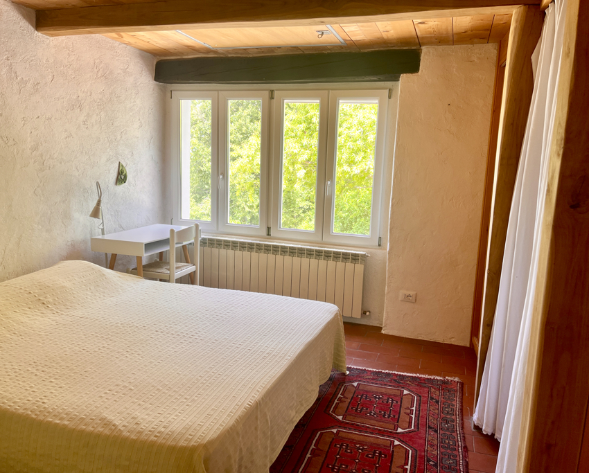 Helles Schlafzimmer mit rustikalem Charakter