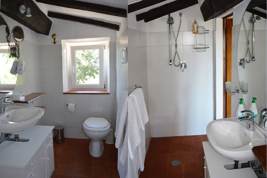 Badezimmer mit sichtbaren Holzbalken